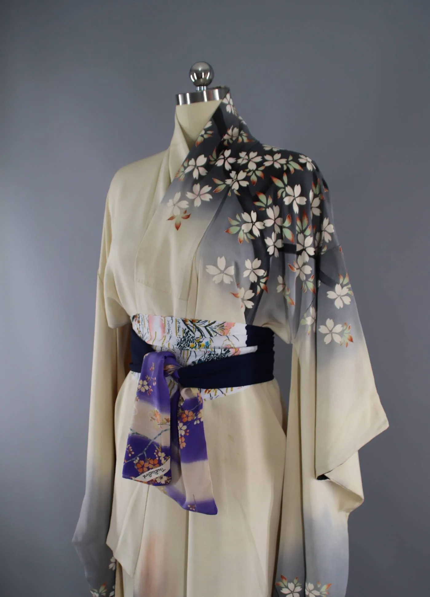 1960s Vintage Silk Kimono Robe Furisode / Ivory Grey Floral Print