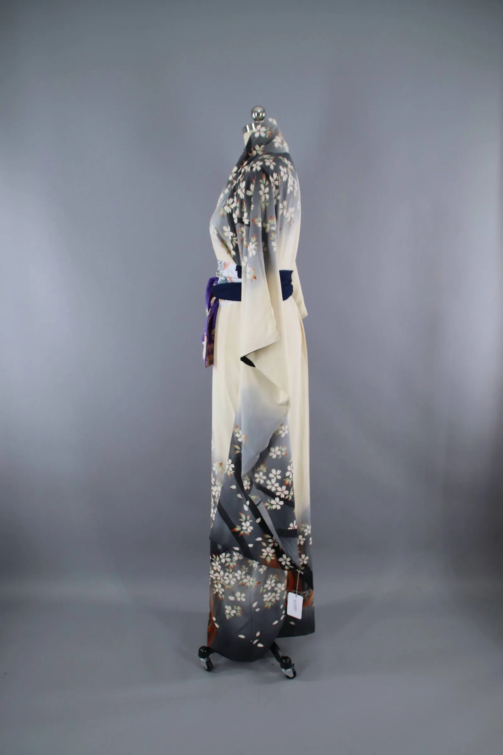 1960s Vintage Silk Kimono Robe Furisode / Ivory Grey Floral Print