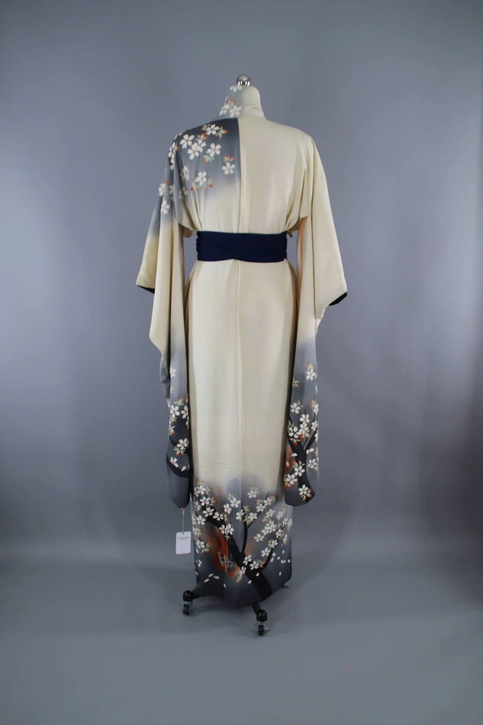 1960s Vintage Silk Kimono Robe Furisode / Ivory Grey Floral Print