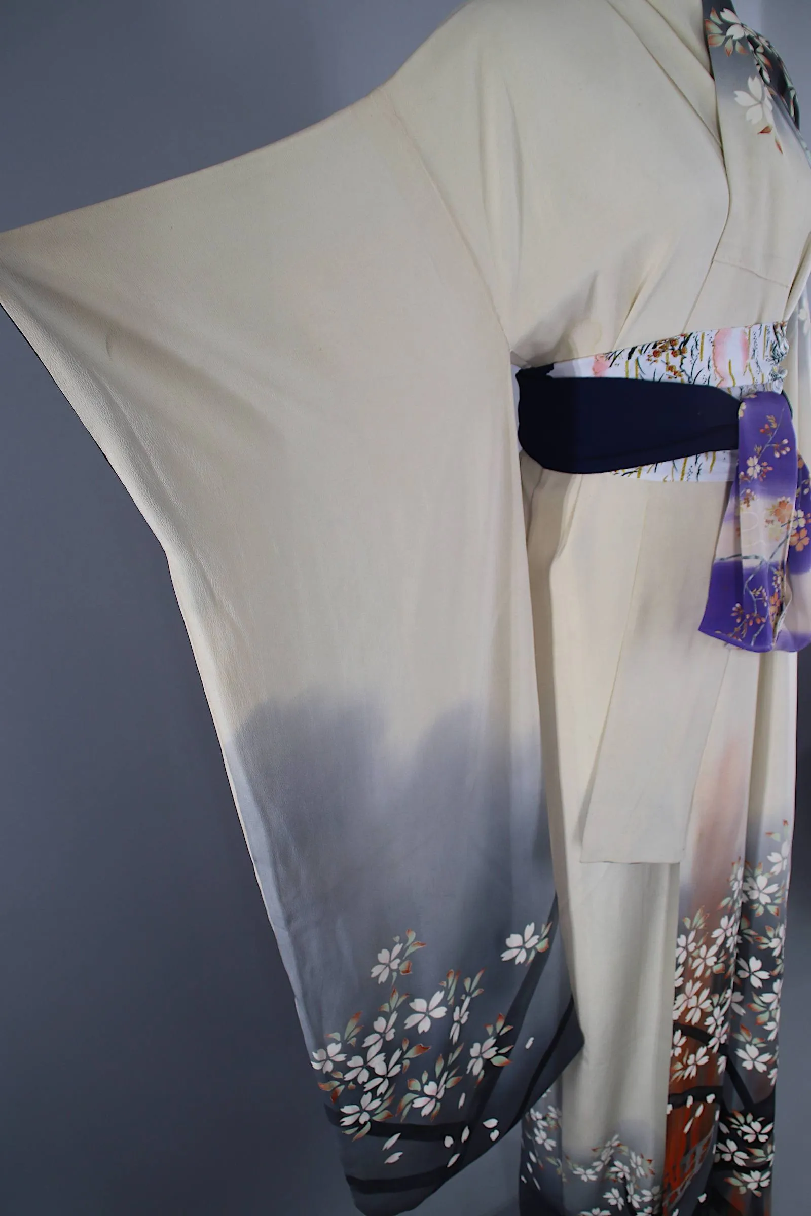1960s Vintage Silk Kimono Robe Furisode / Ivory Grey Floral Print