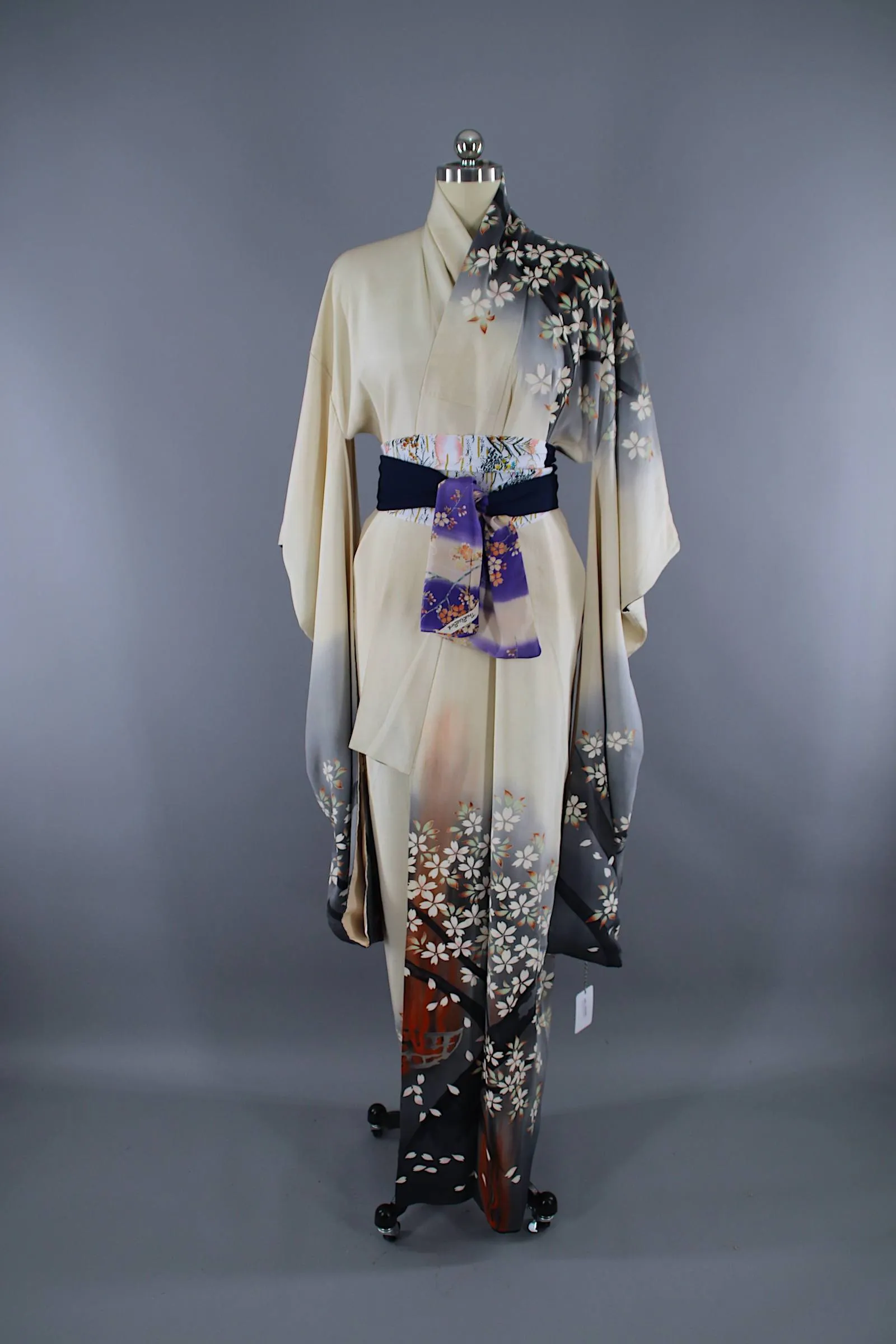 1960s Vintage Silk Kimono Robe Furisode / Ivory Grey Floral Print