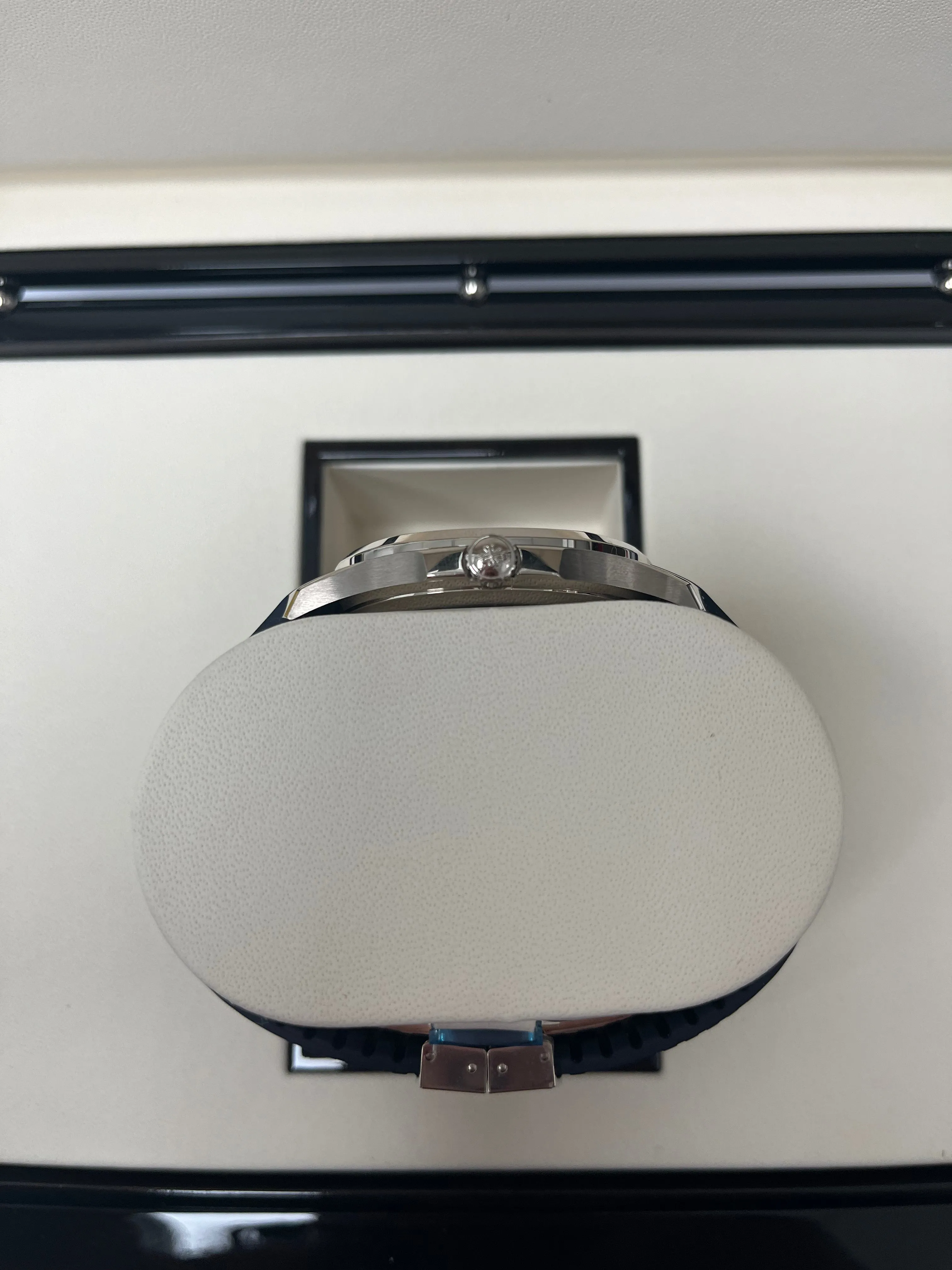 Luxury Patek Philippe Aquanaut White Gold Watch with Blue Embossed Dial, Ref#5168G-001