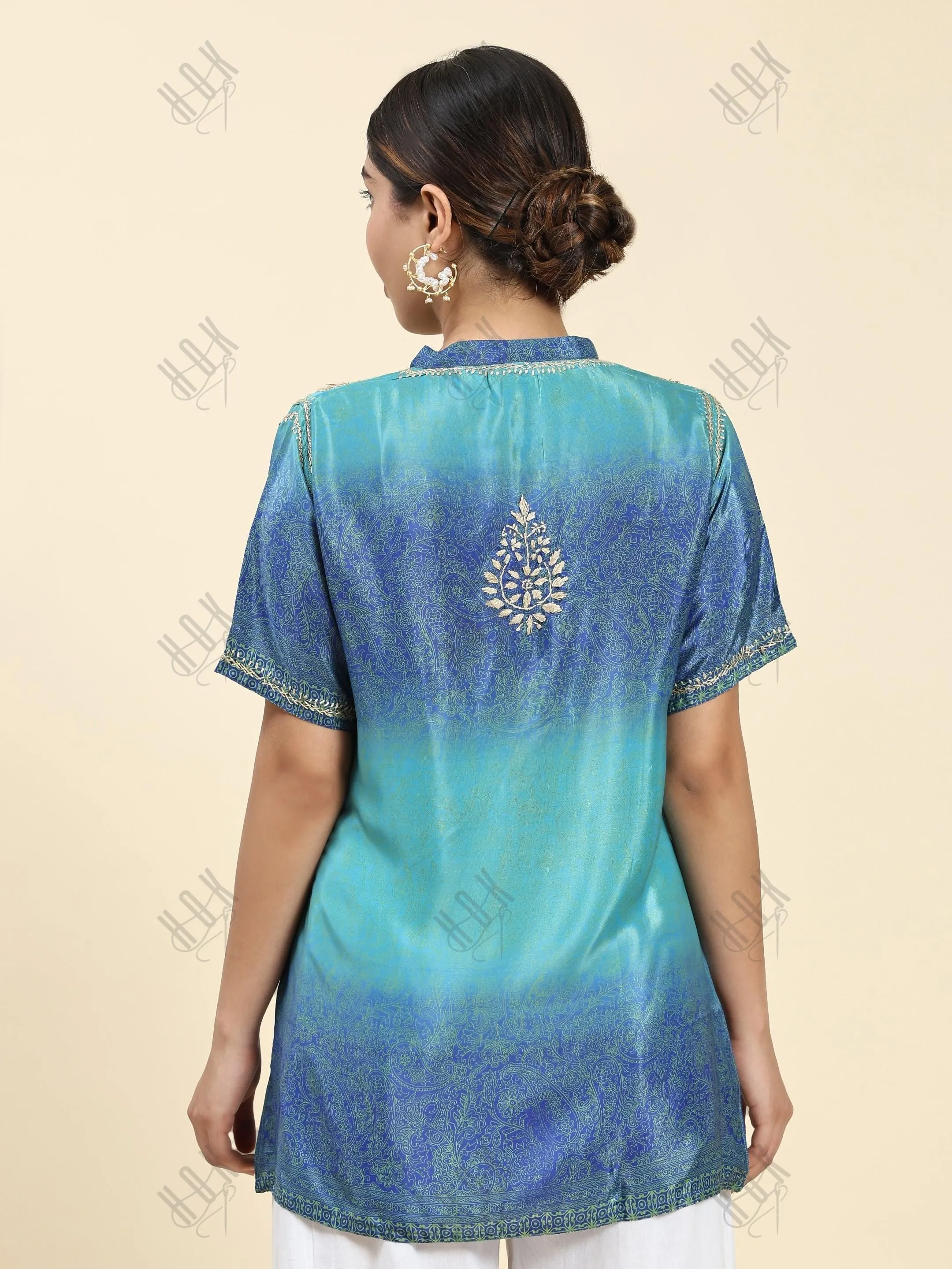Samma Chikankari Short Tunic in Polysik for Women Halfsleeve - MultiBlue