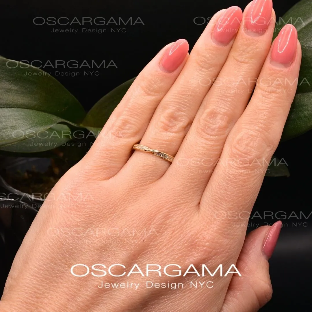 Twisted Wedding Band with 16 Diamonds in 14k Gold